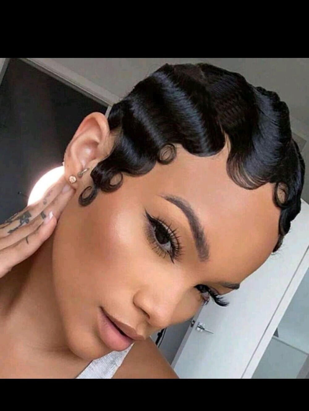 Sleek Finger Wave Short Wig - Jet Black 4 Inches